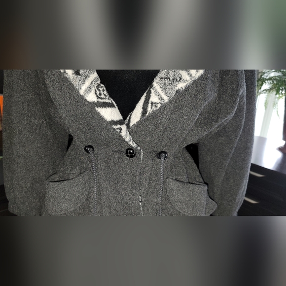 Sinched waist. Oversized hood. - Picture 14 of 14